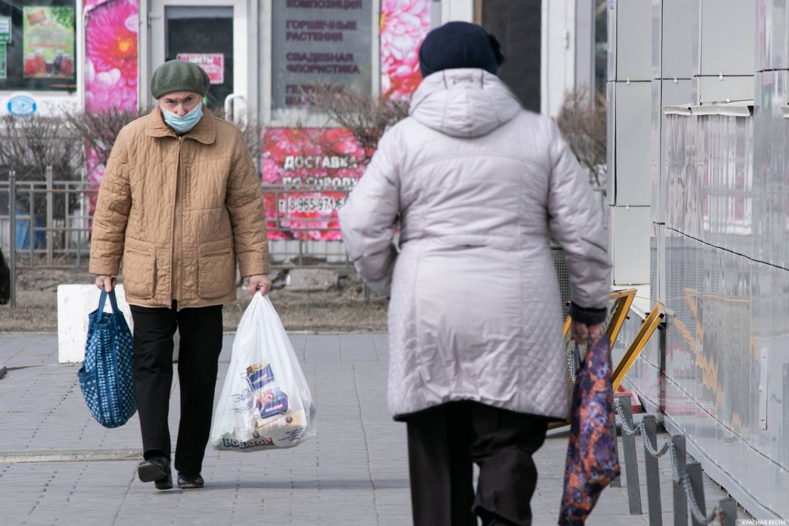 Омск. Многие пожилые люди ходят в масках