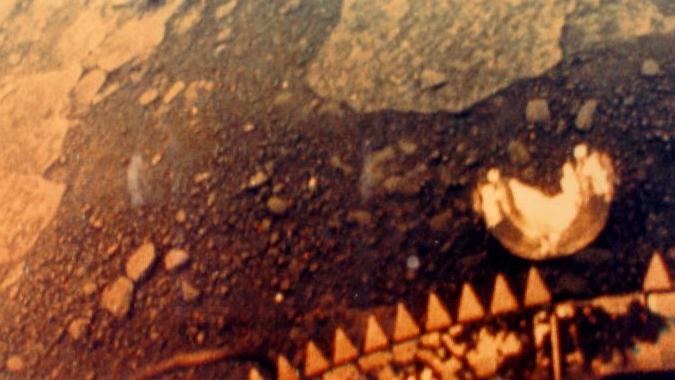 Поверхность Венеры, сфотографированная советским аппаратом Венера 13 (cc) public domain