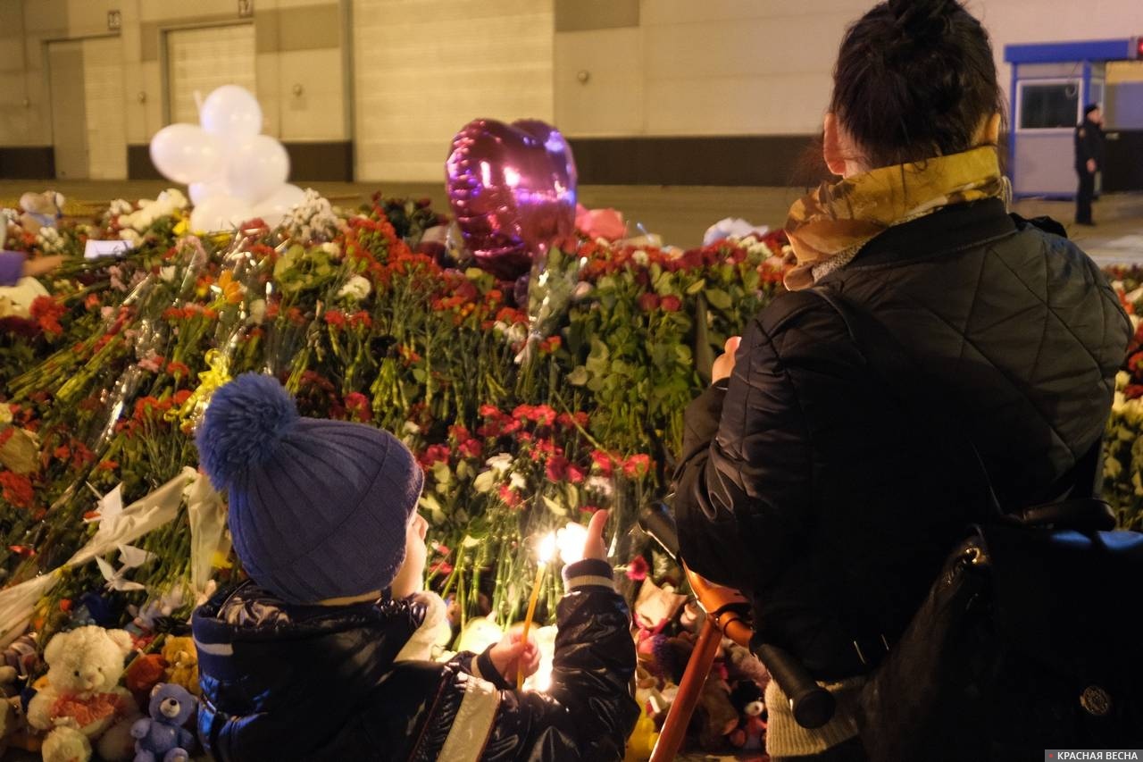 Возложение цветов в память о погибших в теракте 22 марта 2024