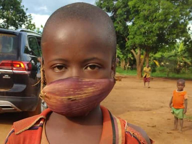 Ребенок в маске из листьев, Руанда
