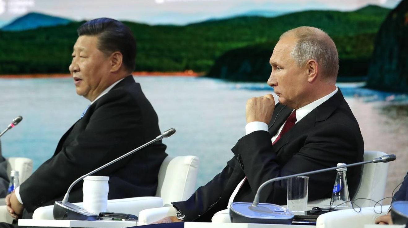 Си Цзиньпинь и Владимир Путина на Пленарном заседании ВЭФ-2018