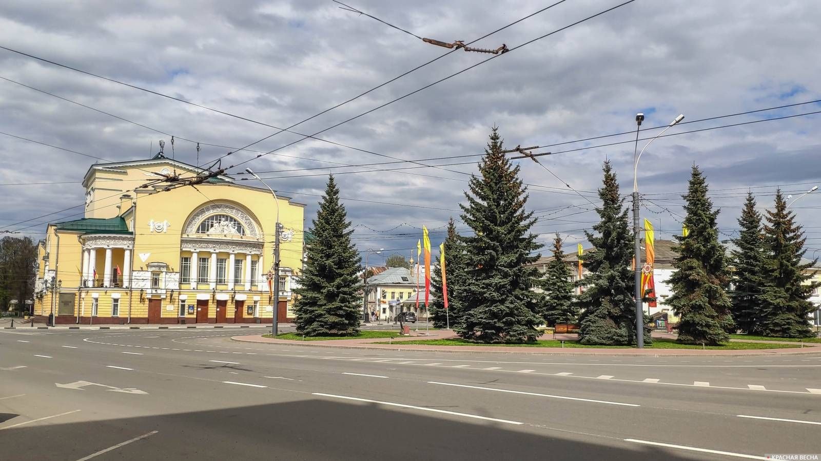 Площадь Волкова и Волковский театр в Ярославле.