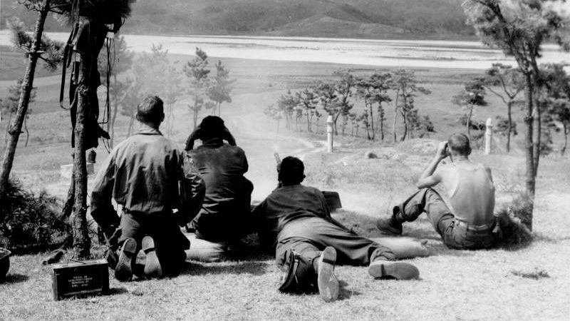 Солдаты 1-й кавалерийской дивизии (США) ведут огонь по войскам Северной Кореи при форсировании реки Нактонган во время битвы за Тэгу