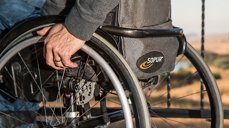Инвалид. Инвалидная коляска