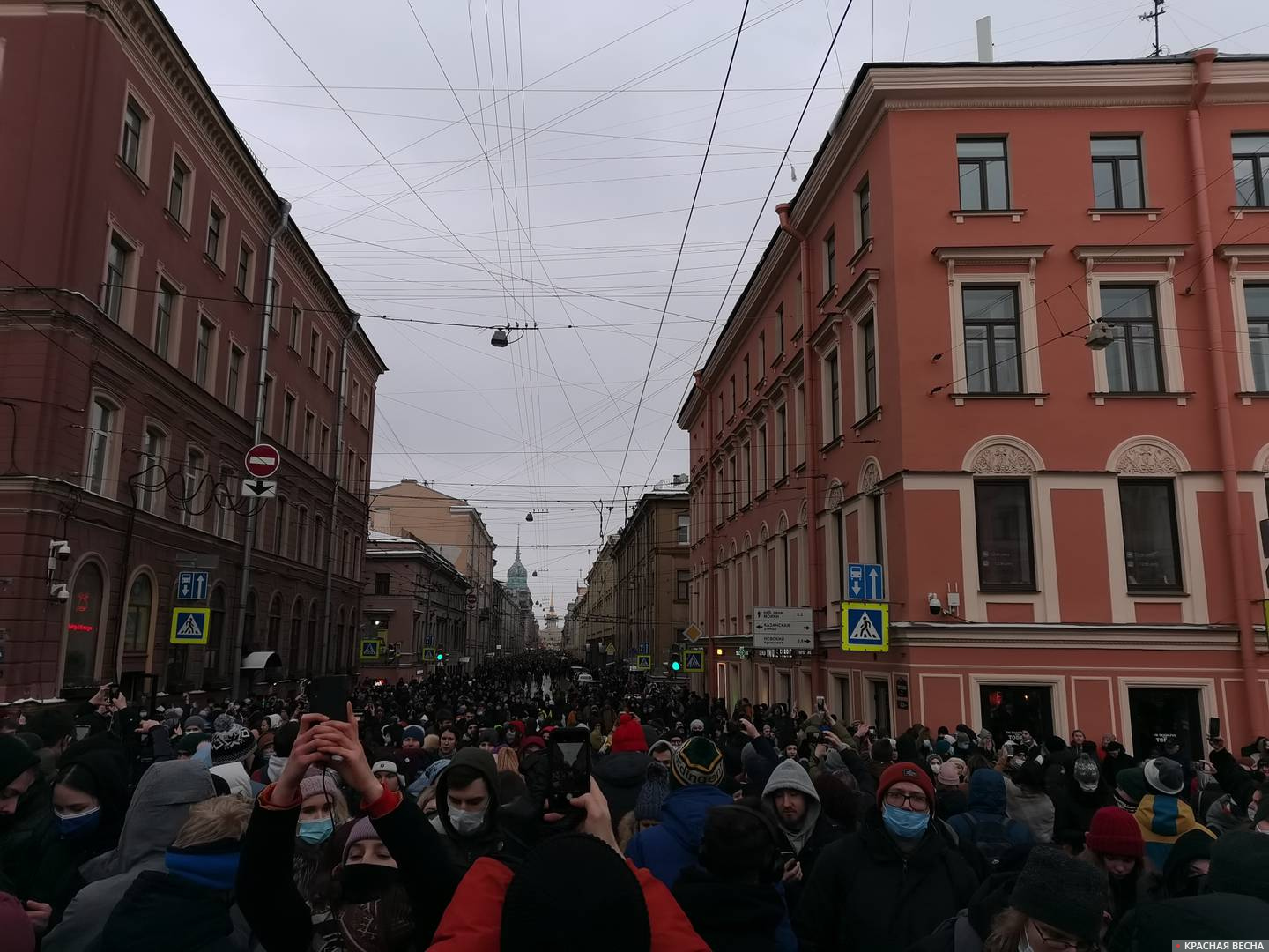 Санкт-Петербург. Толпа протестующих собирается на Гороховой улице