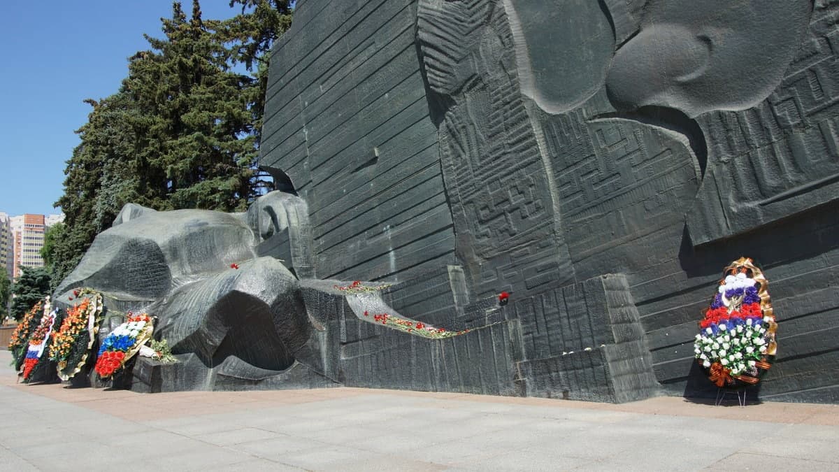 Братская могила более 10 тысяч советских воинов — Мемориальный комплекс Памятник Славы. Воронеж, 22 июня 2021 года