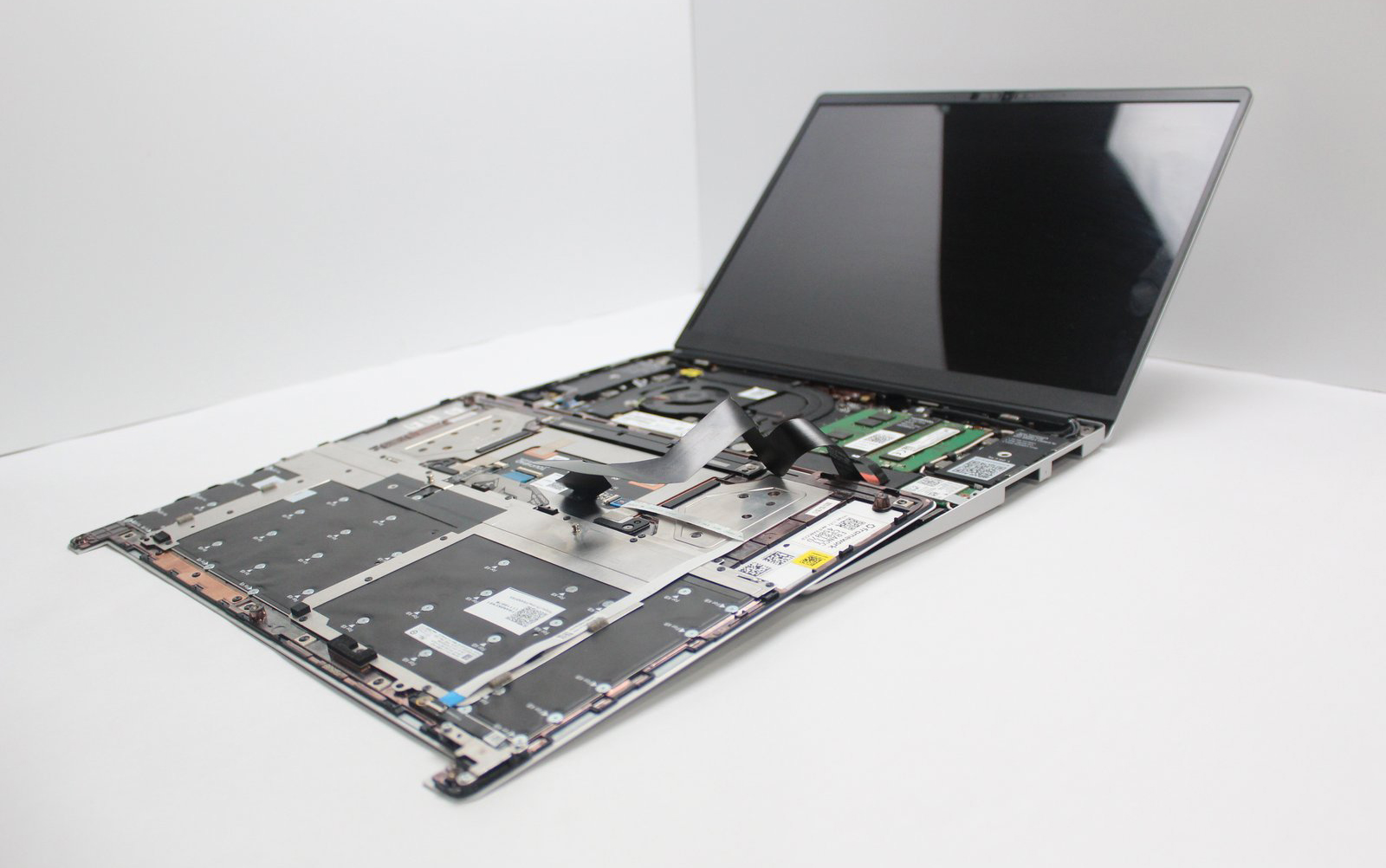 Ноутбук Framework Laptop DIY Edition со снятой верхней крышкой корпуса