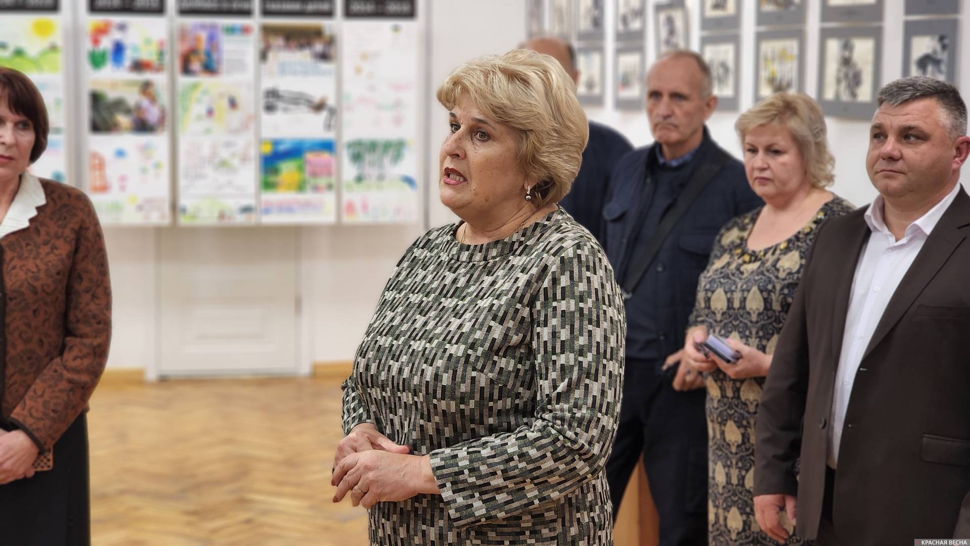 Глава администрации Алушты Галина Огнева на открытии выставки рисунков детей Донбасса