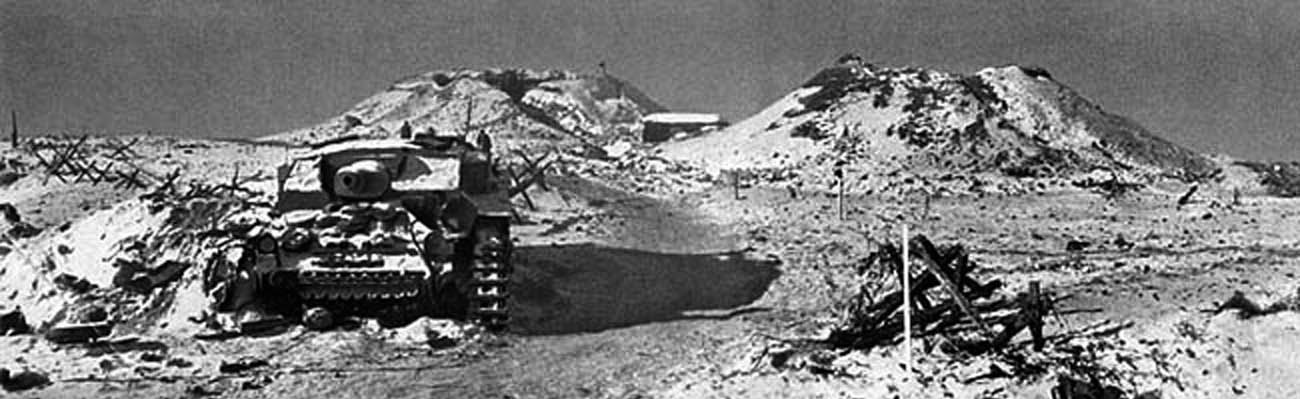 Вершина Мамаева кургана. На зимнем фото (сделано после взятия советскими войсками высоты в январе 1943) видны злополучные «баки» — предельно сложная цель для штурма