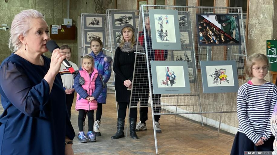 Екатерина Дёмина на открытии выставки рисунков детей Донбасса. Ялта