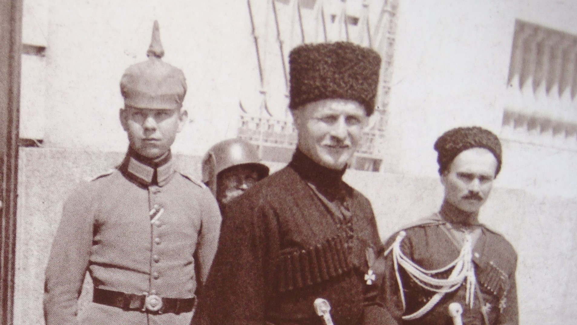 Павел Скоропадский (в середине). 1918