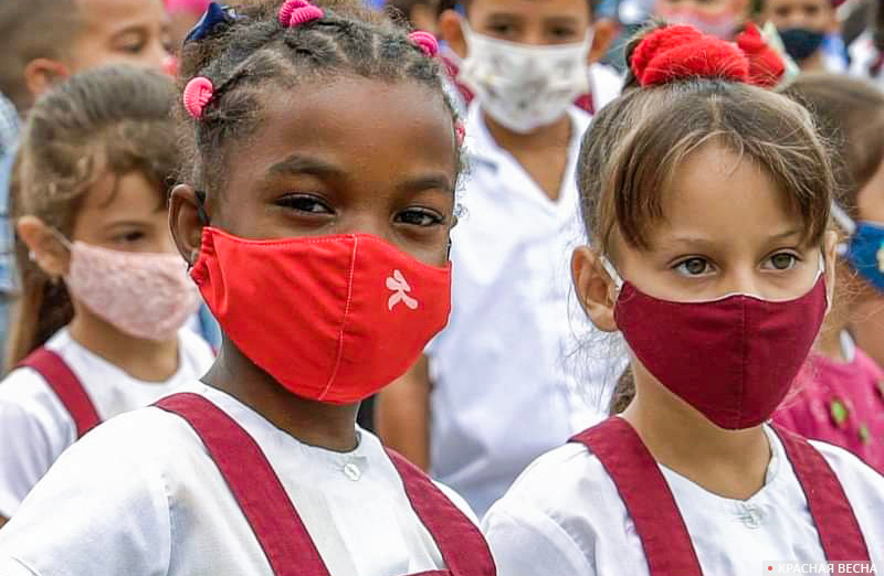 Кубинские школьники в маленьком городке провинции Пинар-дель-Рио 15 ноября 2021 г.