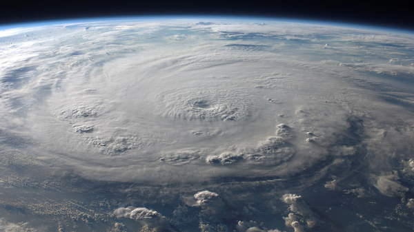 Вид урагана из космоса