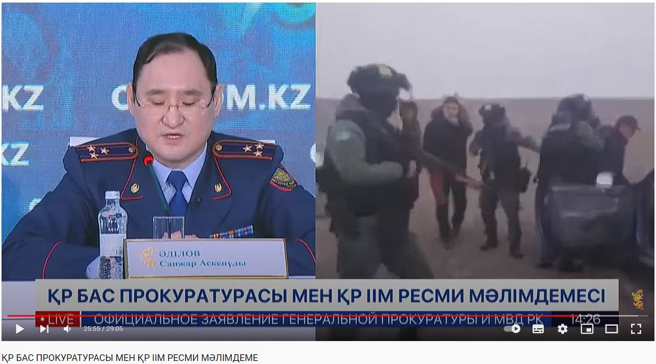 Начальник следственного департамента МВД Казахстана Санжар Адилов демонстрирует задержание продавца оружия