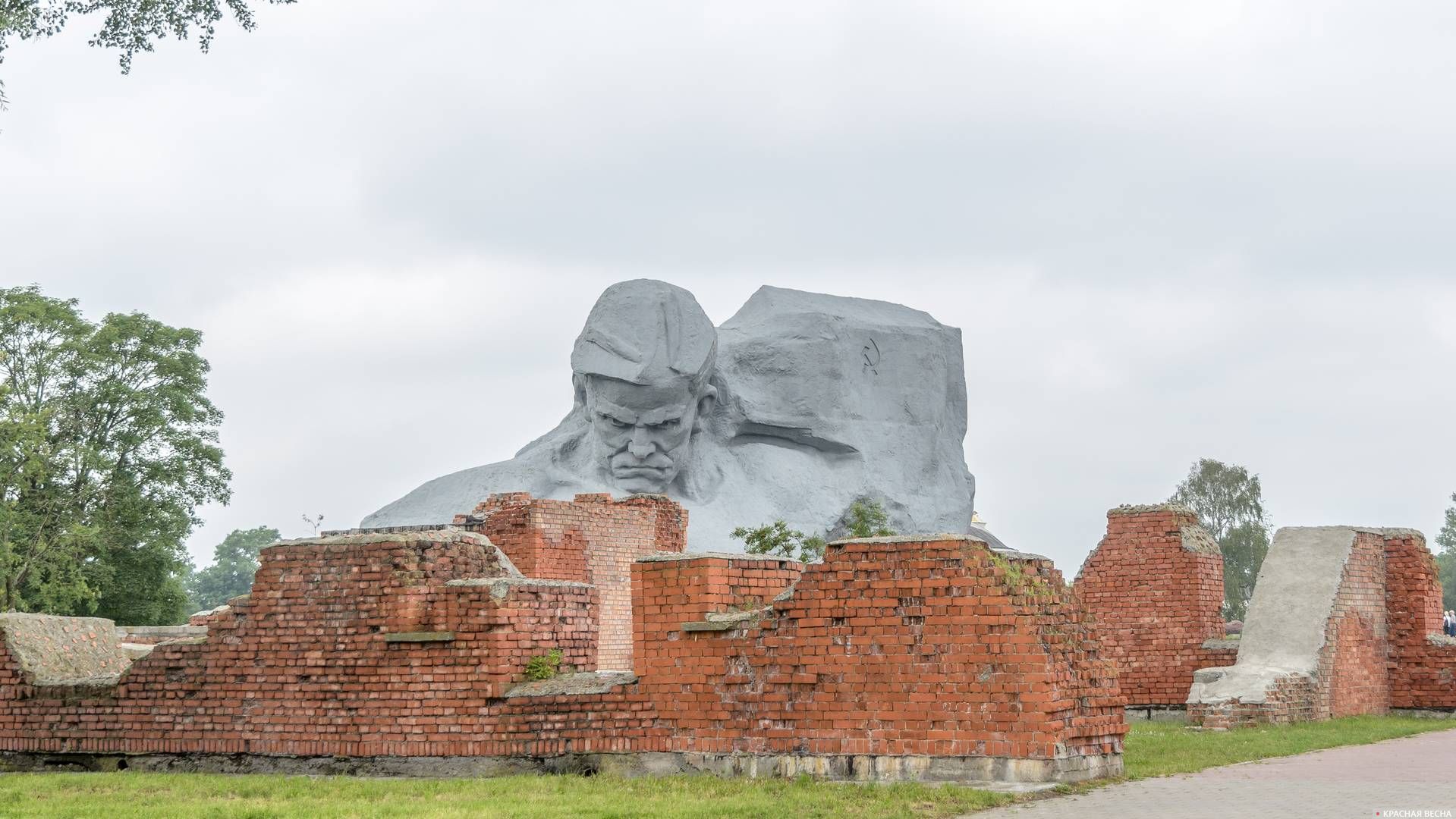 Руины оборонительных казарм на фоне Главного монумента. Брестская крепость, Брест, Беларусь