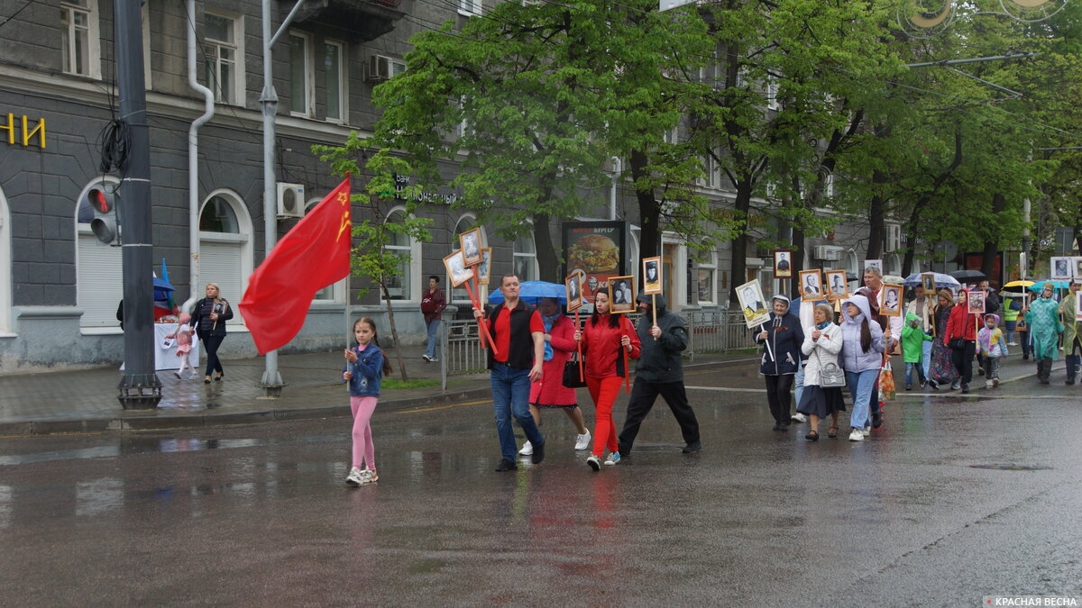Девочка во главе колонны «Бессмертного полка» в Воронеже, 9 мая 2022 года