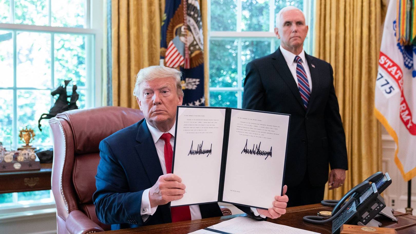 Дональд Трамп демонстрирует свою подпись под Указом о введении дальнейших санкций в отношении Ирана
