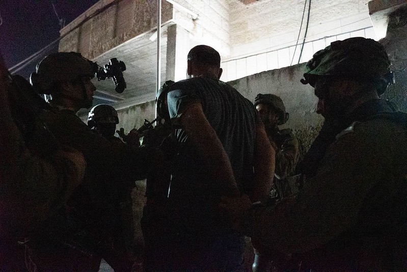 Израильские военные задерживают палестинца