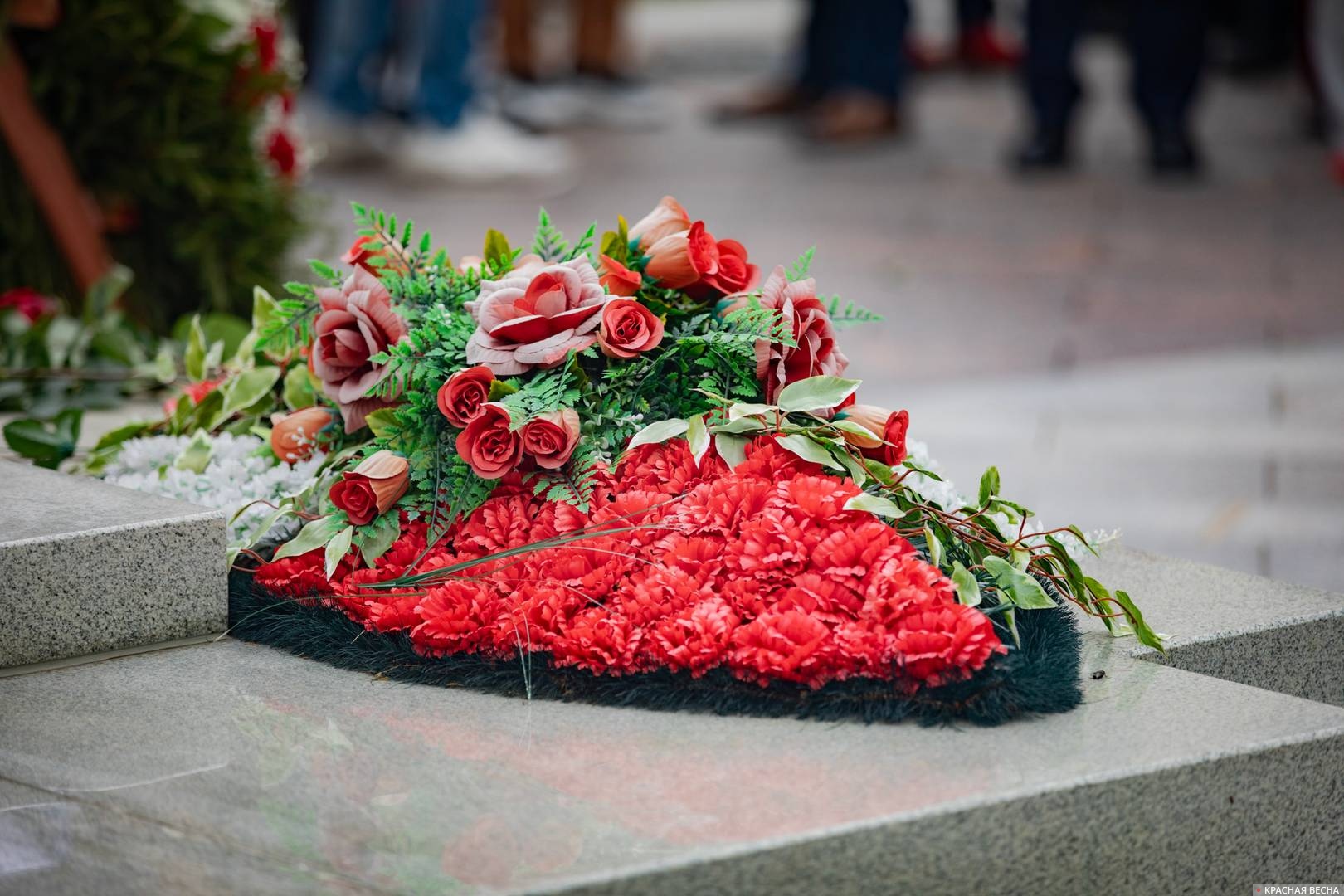 Цветы у памятника Фиделю Кастро в Москве