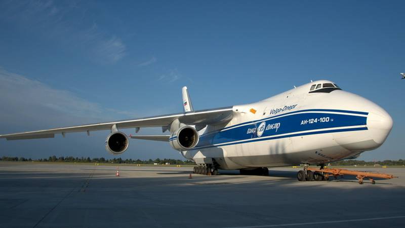Военно-транспортный самолет АН- 124-100