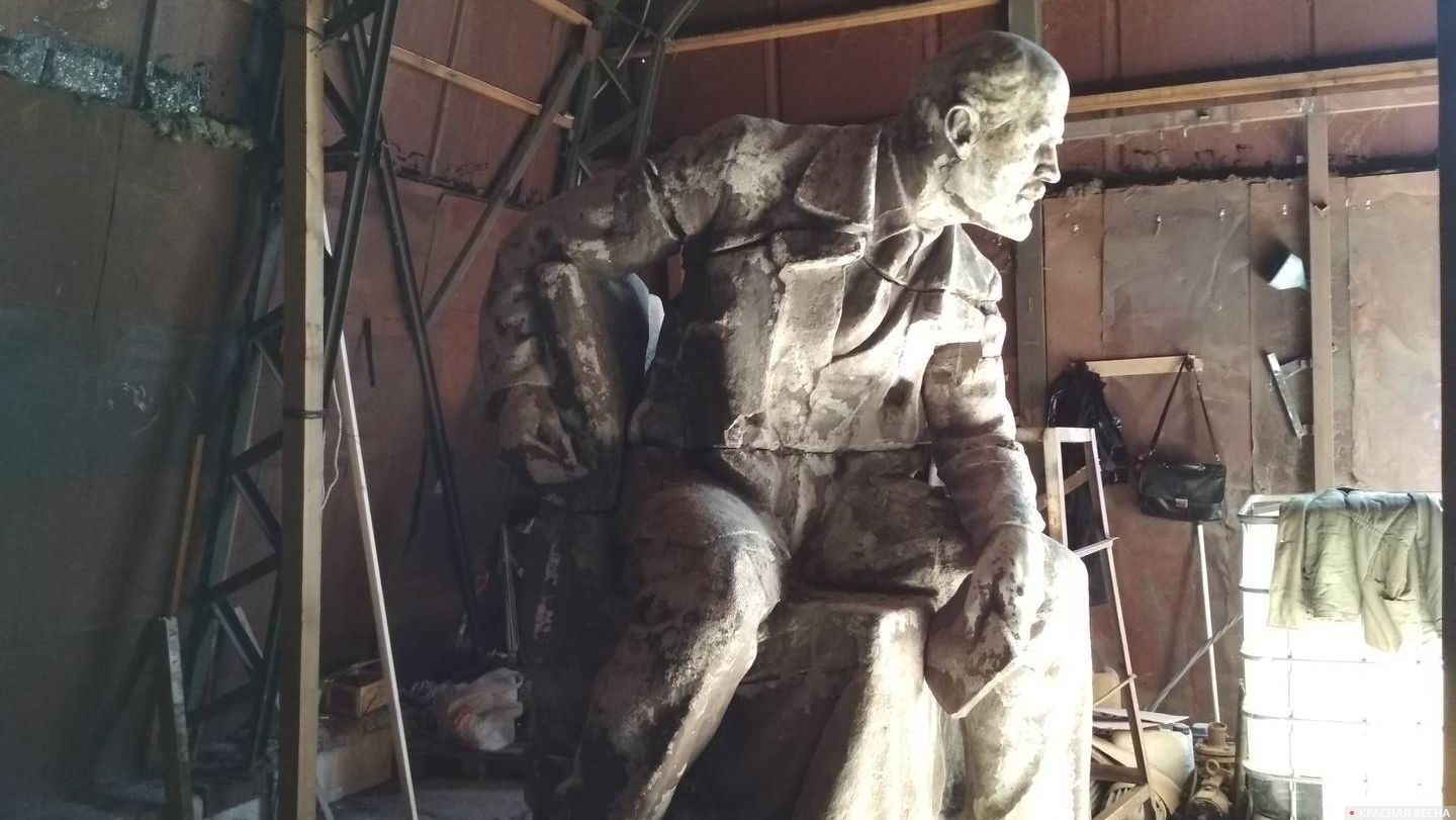 Памятник «Ленин сидящий» после реставрационной сборки