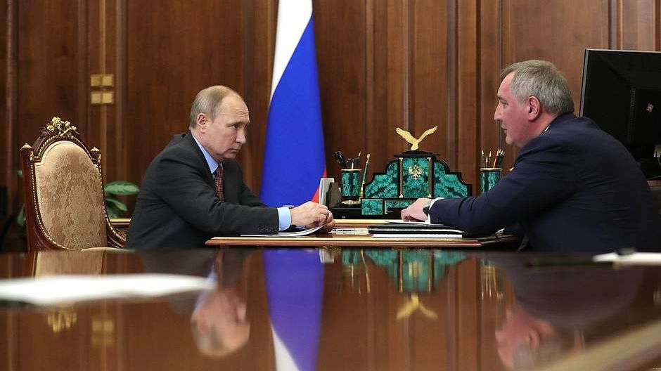 В. Путин с руководителем госкорпорации «Роскосмос» Д. Рогозиным