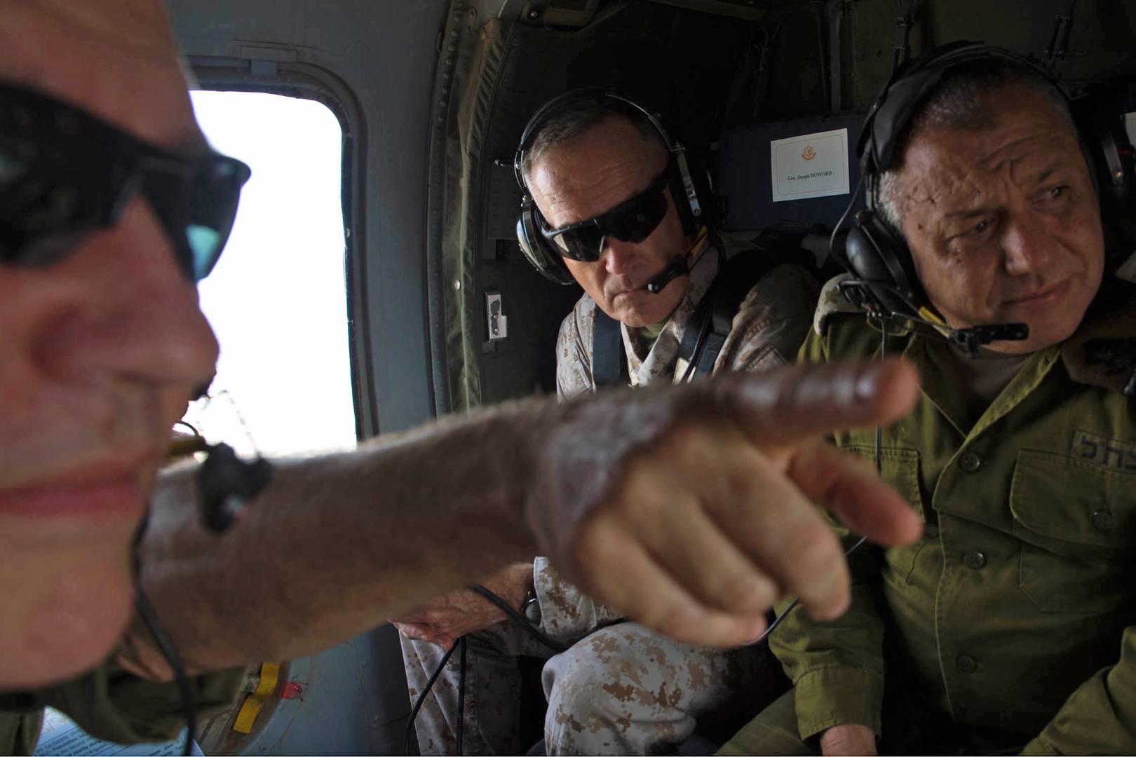 Генерал морской пехоты США получает краткое сообщение на борту израильского вертолета