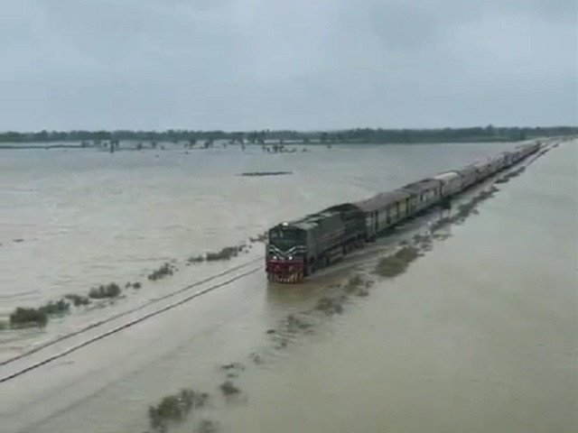 Затопленные пути в Пакистане