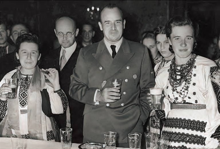 Генерал-губернатор Польши рейхсляйтер Ганс Франк и Кубийович с украинской делегацией праздника урожая. Краков. 1943 