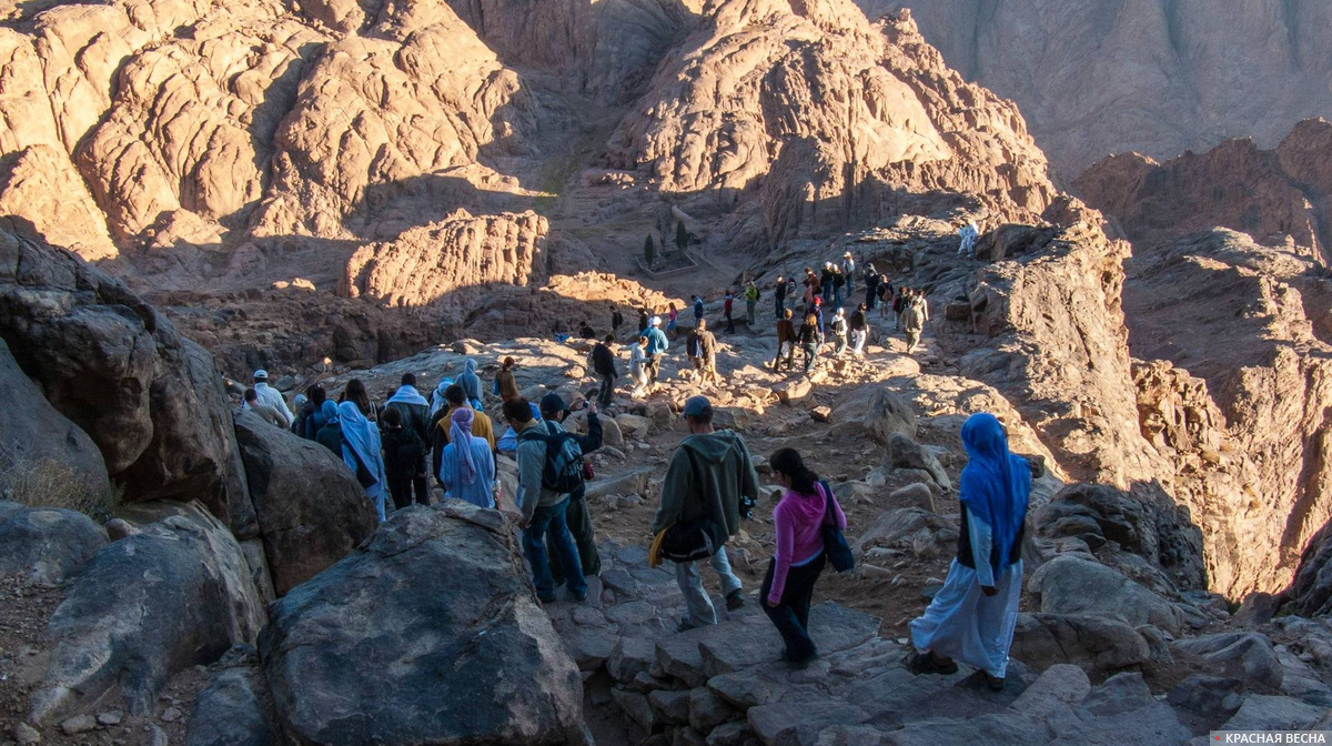 Египет. Туристы на горе Моисея на Синайском полуострове.