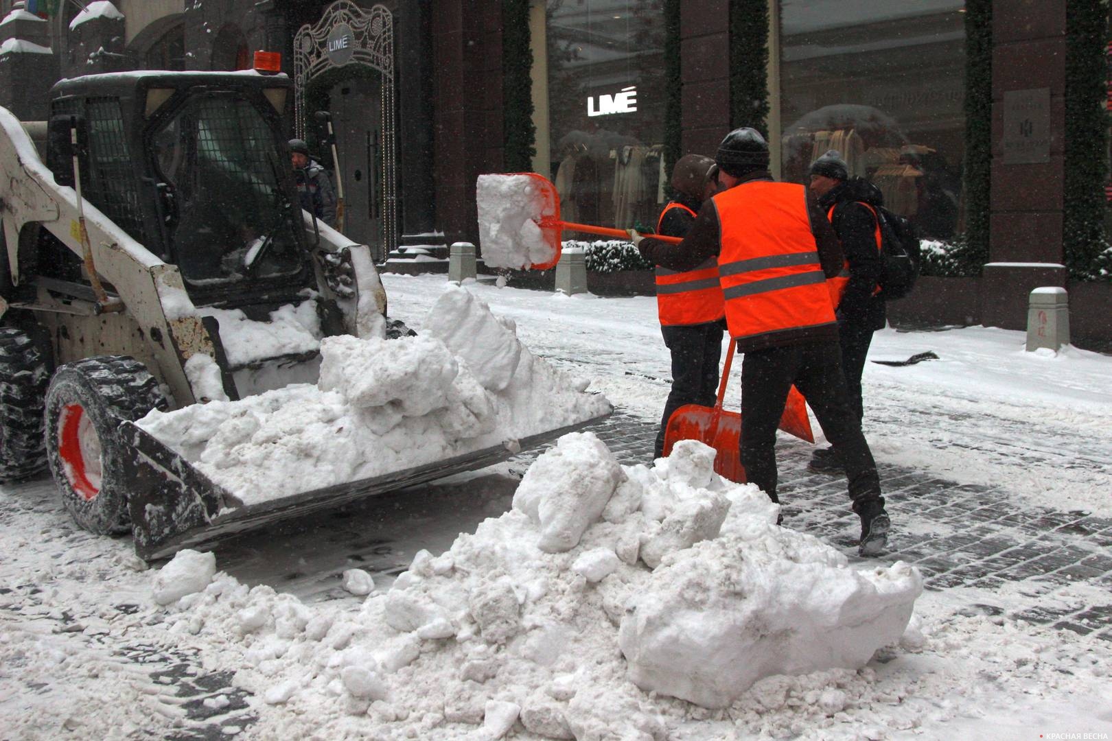 Уборка снега в центре Москвы