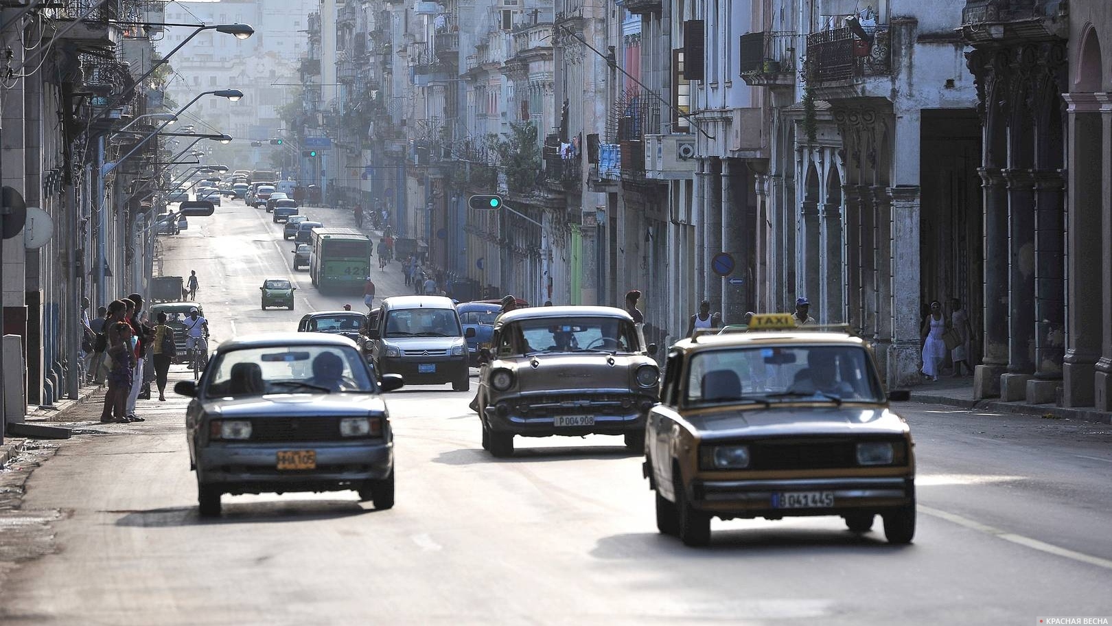 Движение транспорта на улицах Гаваны. Куба