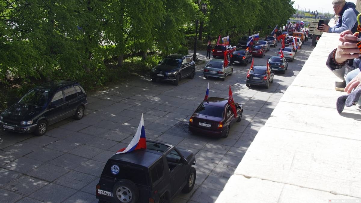 Тольятти. Колонна автомобилей выдвигается на улицы города