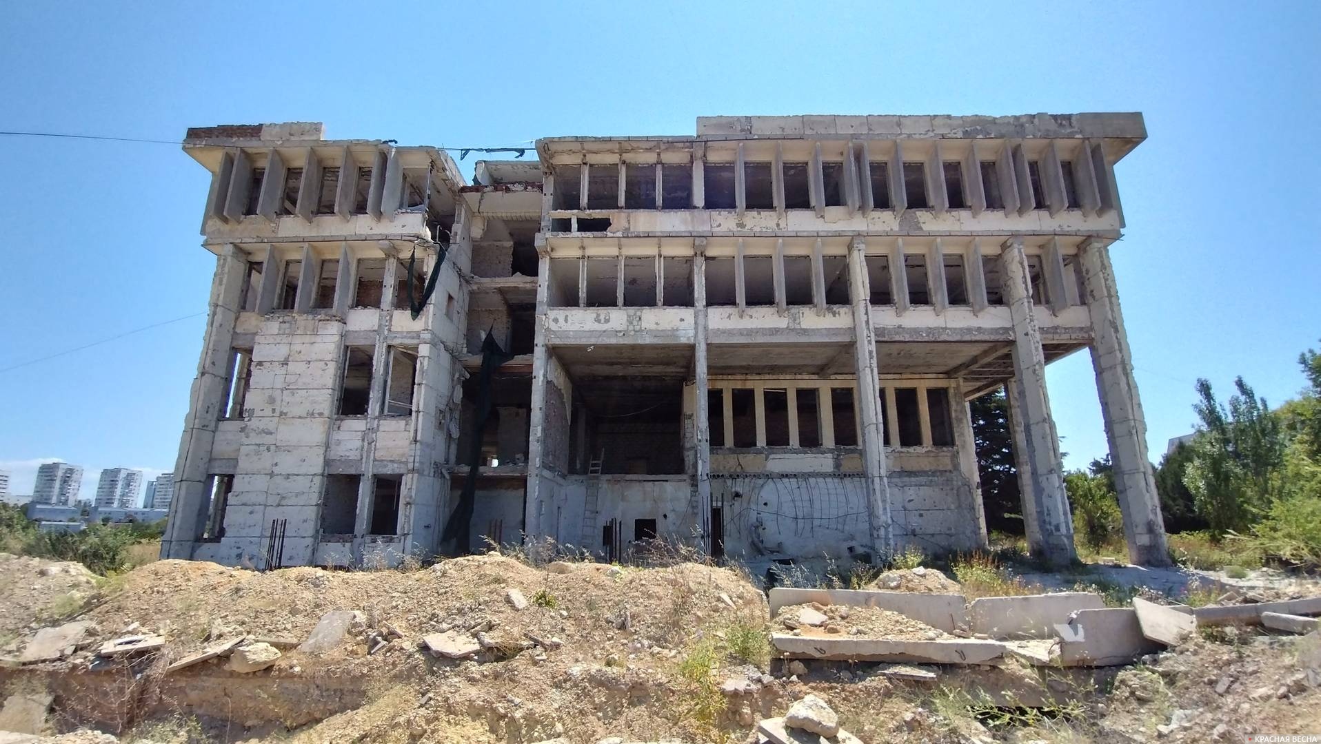 Разрушенное здание библиотеки СевГУ