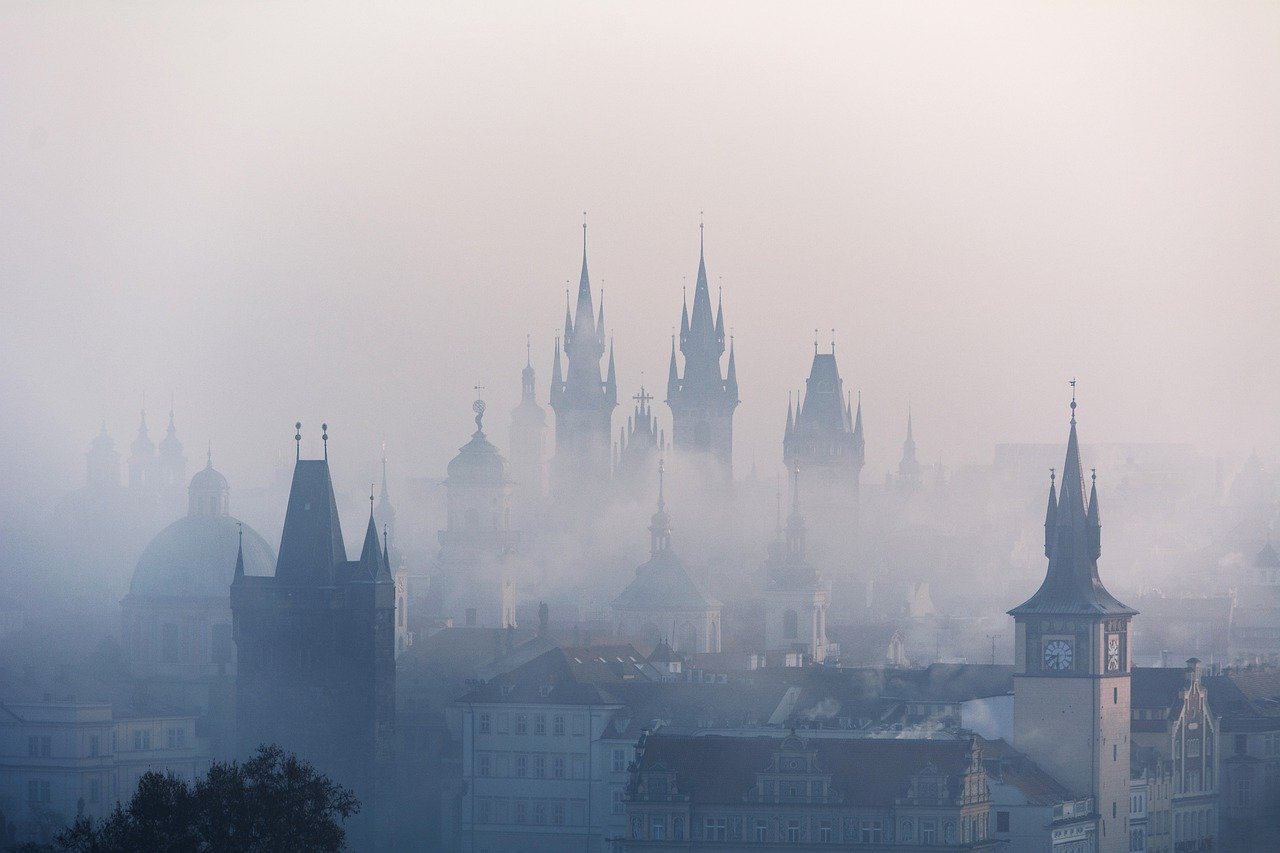 Туманный Карлов мост в Праге, Чехия