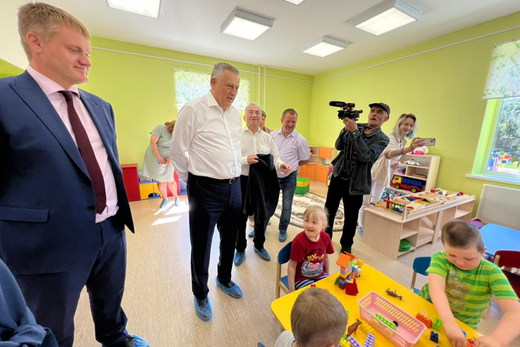 Губернатор Ленинградской области Александр Дрозденко посетил новый детский сад в селе Винницы