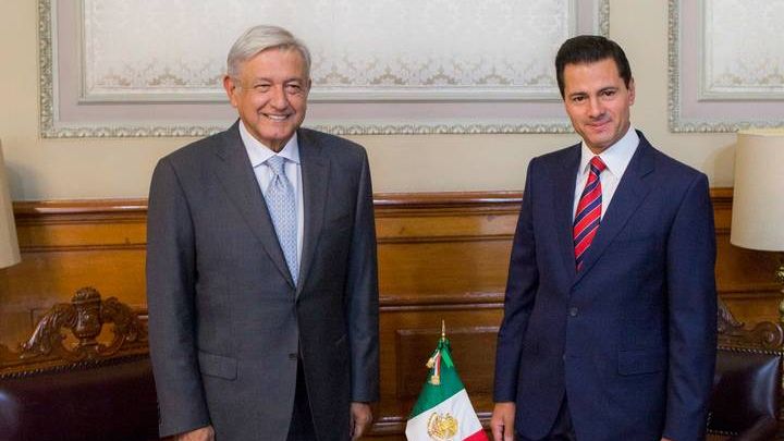 Президент Мексики Андрес Мануэль Лопес Обрадор и его предшественник Энрике Пенья Ньето
