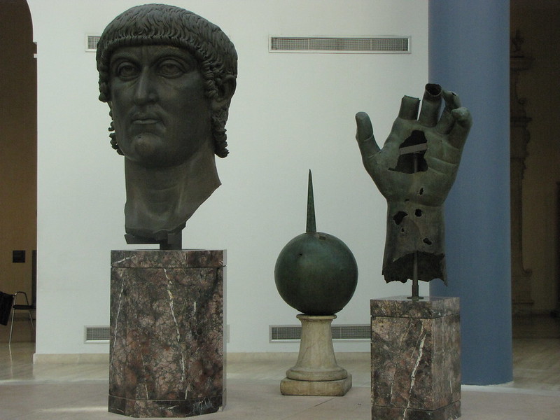 Фрагменты бронзовой статуи Константина Великого в Капитолийском музее в Риме