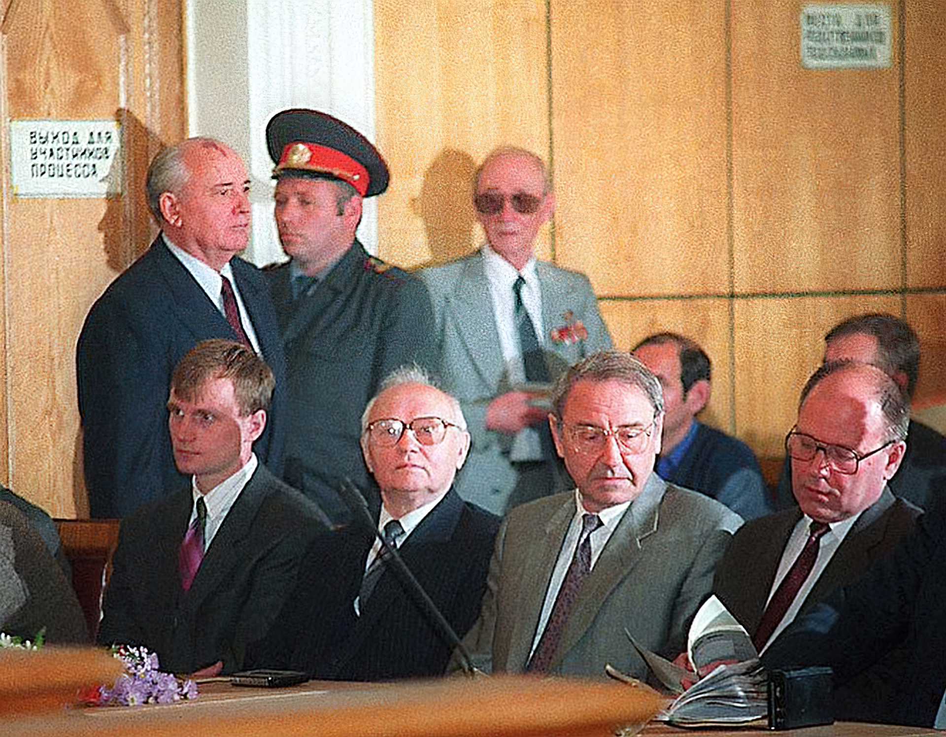 Суд над ГКЧП: Крючков на скамье подсудимых рядом с Олегом Баклановым (справа). Михаил Горбачев (слева, стоит) был приглашен как свидетель