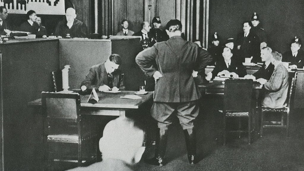 Выступление Г. Димитрова на судебном процессе о поджоге Рейхстага, Лейпциг, 1933 год. Спиной стоит Геринг
