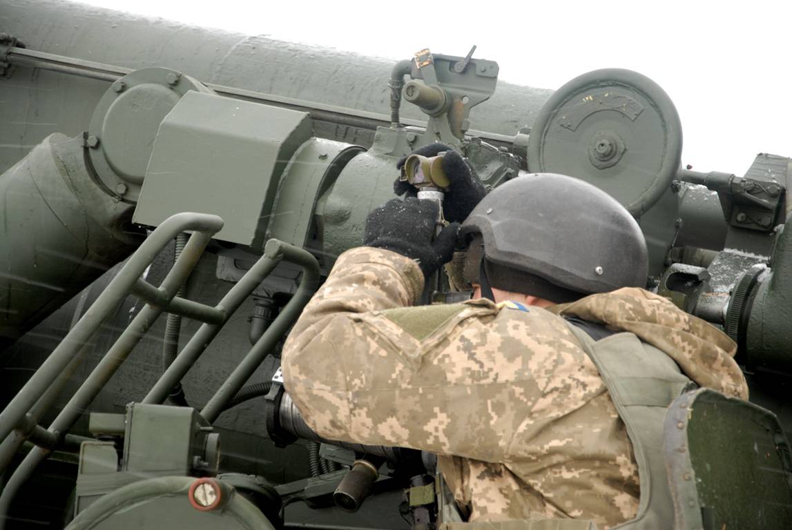 Украинский солдат за орудием