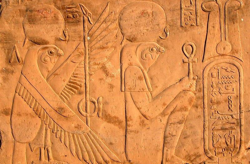 Изображения Гора и Солнечного диска в храме Комомбо, Асуан, Египет