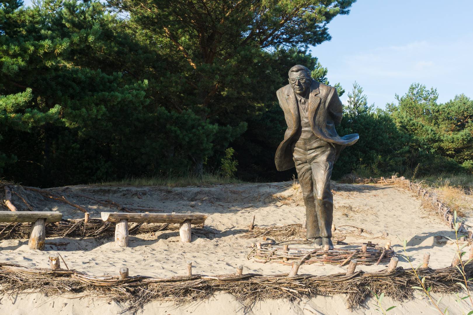 «Против ветра» памятник Сартру в Литве