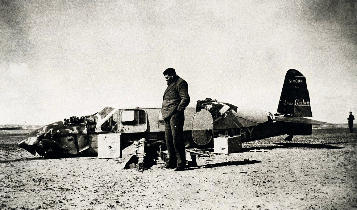 Антуан де Сент-Экзюпери рядом с самолетом Кодрон С.630 Симун, на котором они вместе со вторым пилотом Андре Прево потерпели аварию в 1935 г.