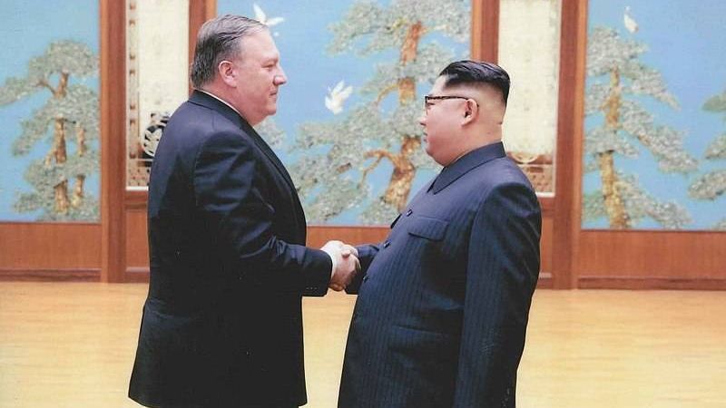 Помпео и Ким пожимают друг другу руки.