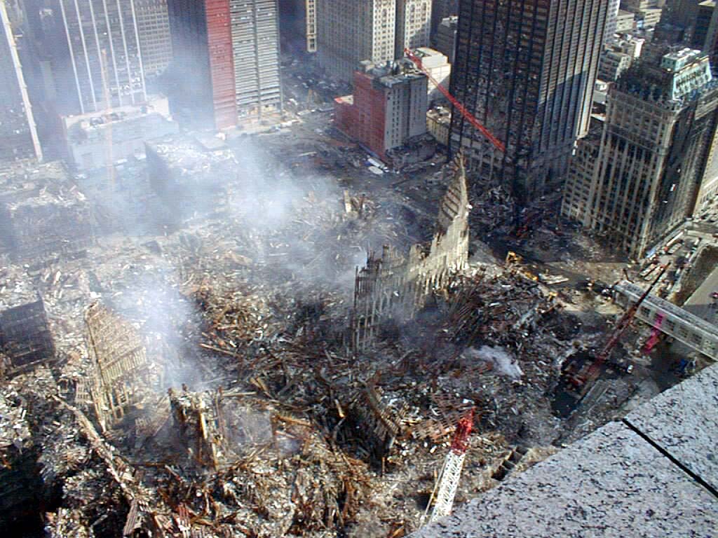 Обломки Всемирного торгового центра в Нью-Йорке. 2001