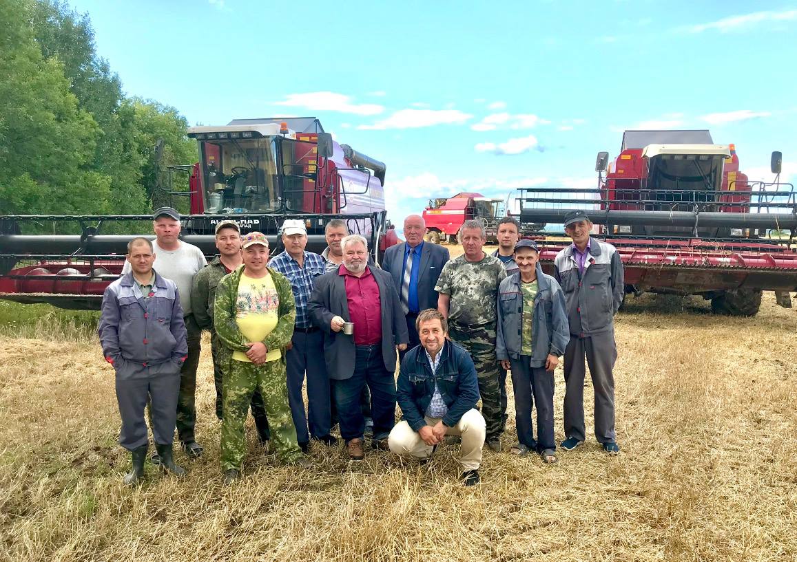 На полях легендарного племзавода «Родина» вместе с комбайнерами, директором Геннадием Шиловским, писателем Анатолием Ехаловым