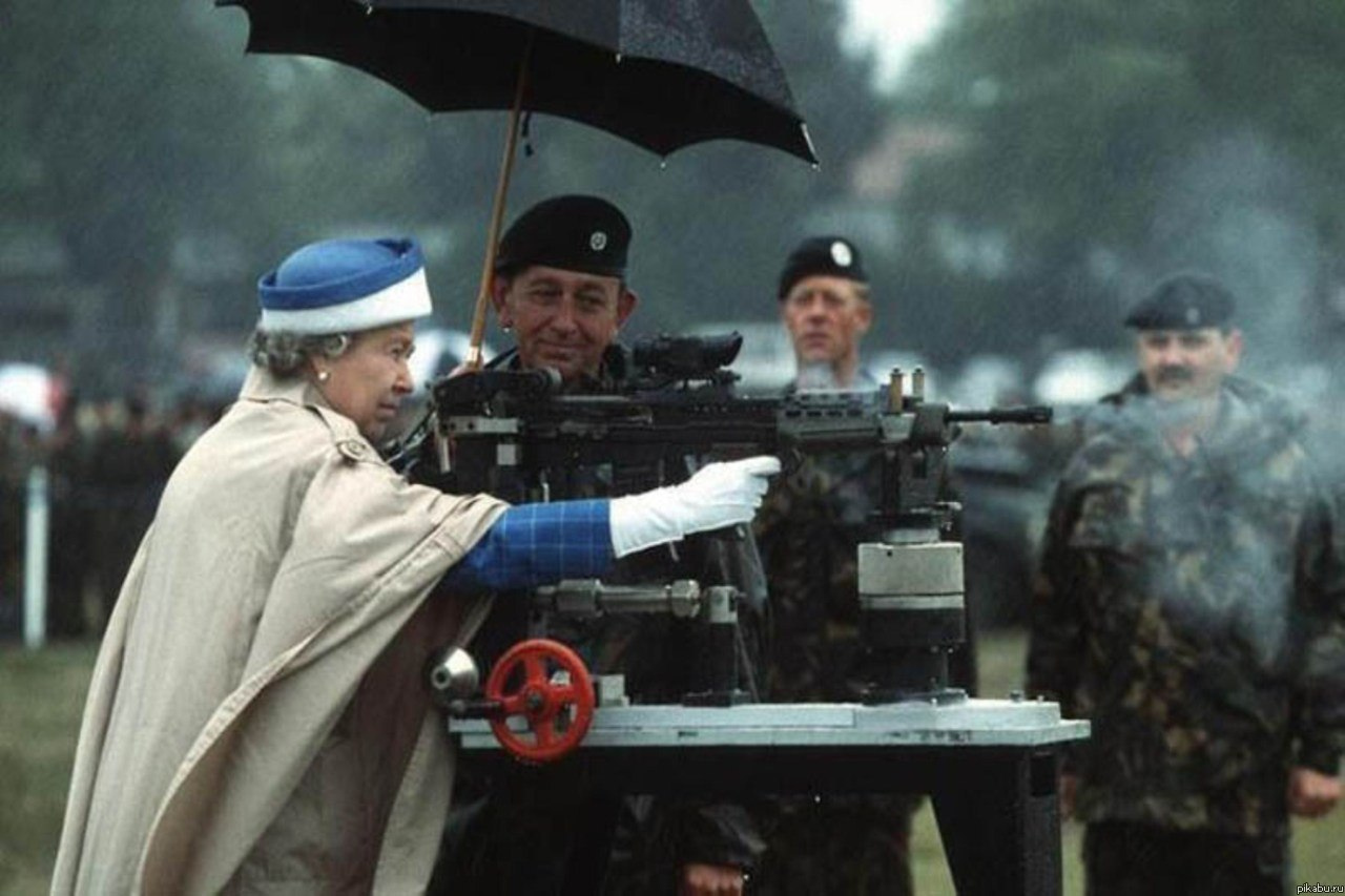 Королева Великобритании Елизавета II и штурмовая винтовка SA-80