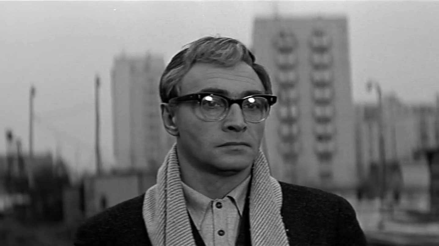 Учитель на фоне новостроек