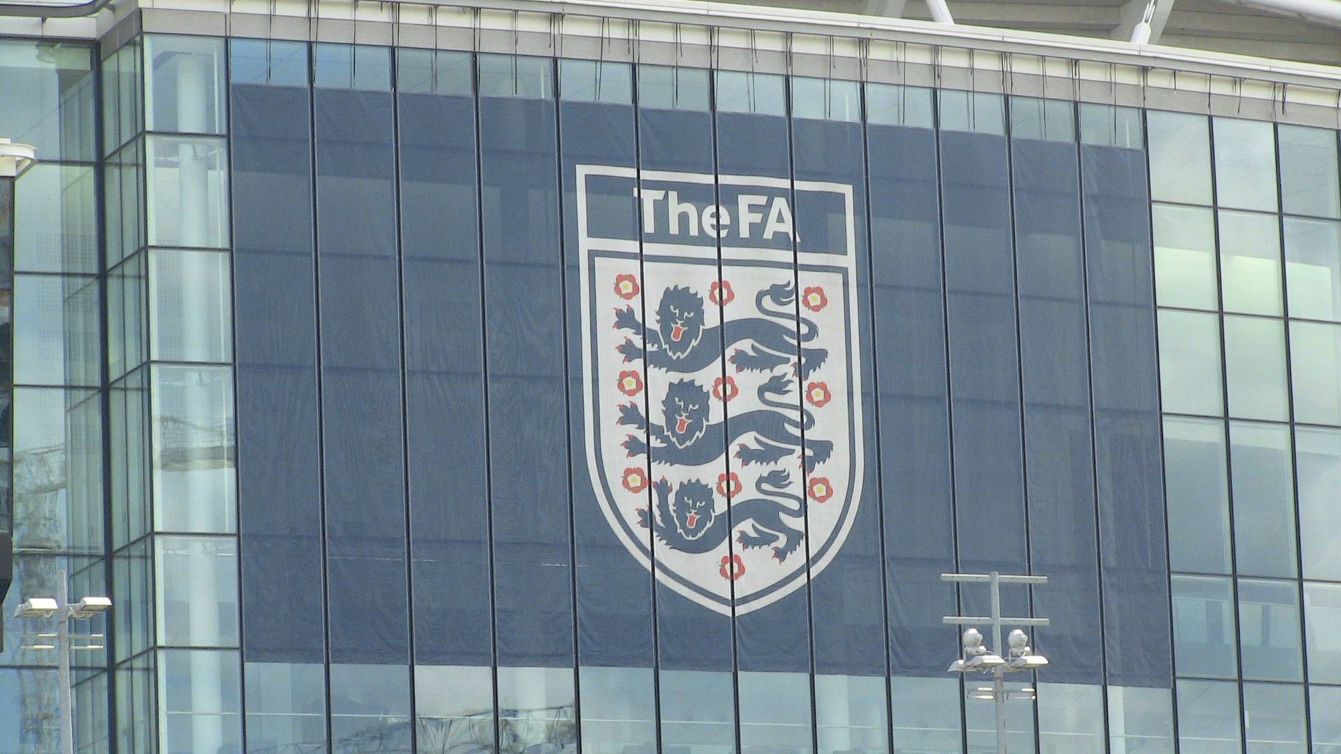 Логотип Фтубольной ассоциации Англии на стадионе «Уэмбли»